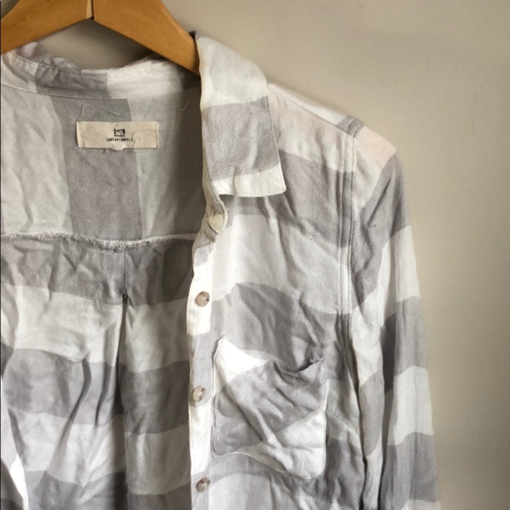 Thread and supply button up
